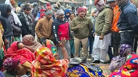 ई-रिक्शा चालक की हत्या के विरोध में बड़ी संख्या में एकत्र ग्रामीणों की भीड़।