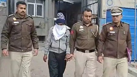 एक आरोपी साथ नबी करीम थाना के तीन पुलिस अधिकारी।