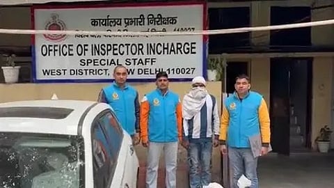 तीन पुलिसकर्मी एक आरोपी को गिरफ्तार करते हुए|