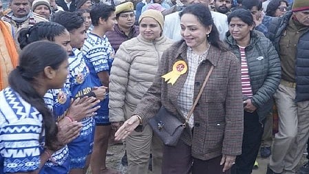 हेमा मालिनी नज़र आ रही है|