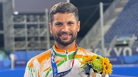 ओलंपिक पदक के साथ भारतीय हॉकी खिलाड़ी रूपिंदर पाल सिंह|