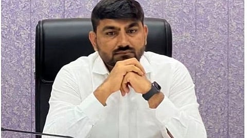 इस इमेज में राजेंद्र कुमार पटेल को देखा जा सकता है।