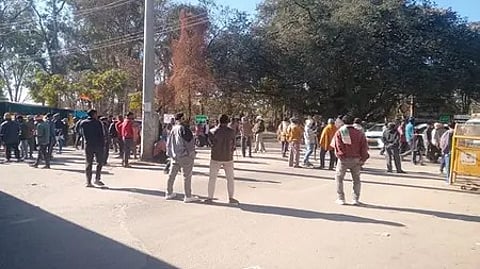 खूंटी में आदिवासी नेता की हत्या के विरोध में सड़क पर प्रदर्शन कर रहे लोग|