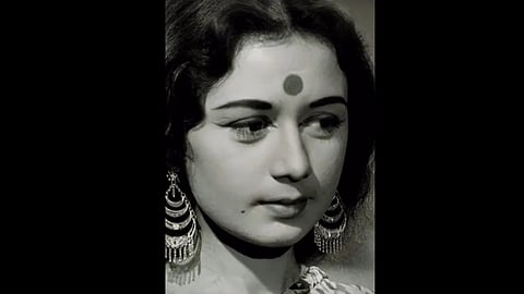 तस्वीर में हिंदी सिनेमा की पुरानी अभिनेत्री नंदा सादगी|