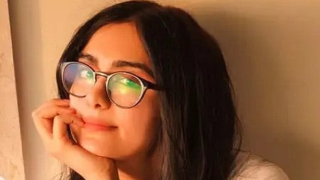 तस्वीर में अभिनेत्री अदा शर्मा नजर आ रही हैं।