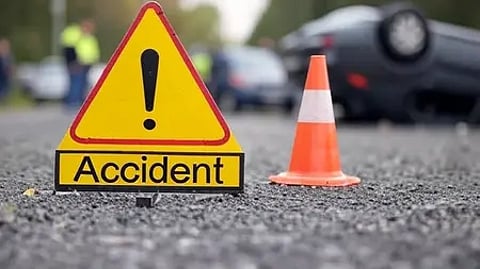 तस्वीर में सड़क दुर्घटना का दृश्य और "Accident" लिखा हुआ|