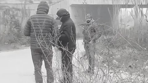 तस्वीर में तीन लोग नजर आ रहे हैं।