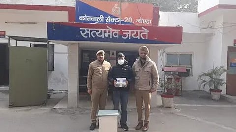 नोएडा पुलिस आरोपी को गिरफ्तार करती हुई|