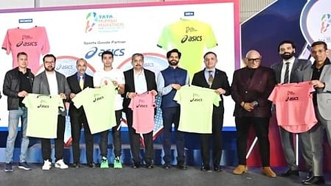 मुंबई मैराथन 2026 के प्रतिभागी स्टेज पर जर्सी पहने फोटो खिंचवाते हुए|