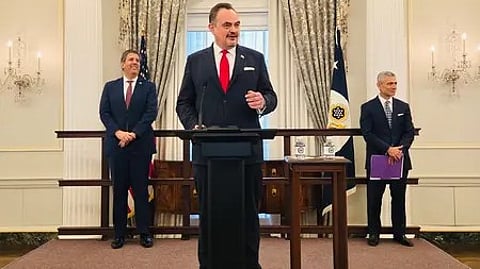 ब्रेंट क्रिस्टेंसन बांग्लादेश में अमेरिकी राजदूत के रूप में शपथ लेते हुए, साथ में दो अन्य अधिकारी मौजूद