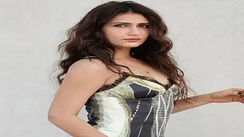 बॉलीवुड एक्ट्रेस फातिमा सना शेख मुस्कुराती नजर आ रही हैं|