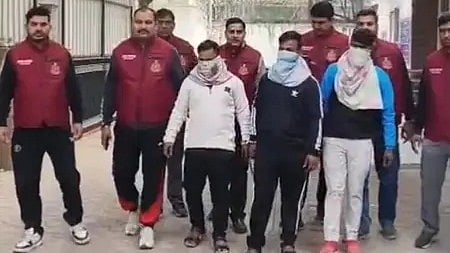 दिल्ली पुलिस के सामने खड़े नरेला हत्याकांड के तीन गिरफ्तार आरोपी, पुलिसकर्मी उनके साथ|