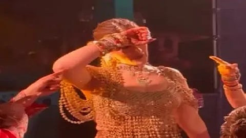 कृति सेनन नृत्य करती हुई नजर आ रही हैं|