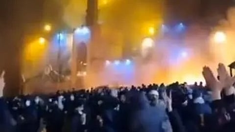 ईरान में सरकार विरोधी प्रदर्शन में बड़ी संख्या में लोग इकट्ठा होते हुए|