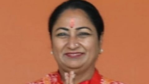 इस इमेज में दिल्ली की मुख्यमंत्री रेखा गुप्ता को देखा जा सकता है।