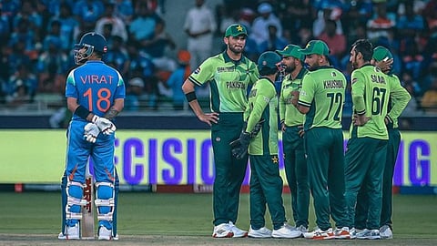 तस्वीर में पाकिस्तान क्रिकेट टीम और विराट कोहली