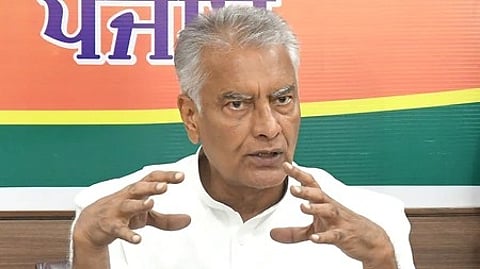 वरिष्ठ पुरुष नेता,हाथों से इशारा करते हुए।