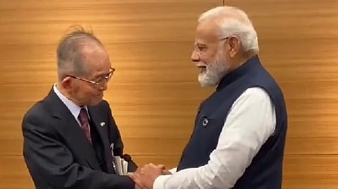 इस इमेज मेमन तोमियो मिज़ोकामी और नरेंद्र मोदी को हाथ मिलते हुए देखा जा सकता है।