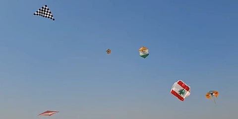 इस तस्वीर में आसमान में उड़ते हुए पतंगों को देखा जा सकता है।