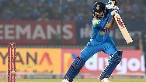 इस इमेज में विराट कोहली को मैदान में बल्लेबाज़ी करते हुए देखा जा सकता है।