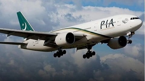 इस तस्वीर में एयरप्लेन को देखा जा सकता है।