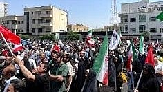 बड़े जनसमूह का प्रदर्शन/जुलूस दिखाई दे रहा है।