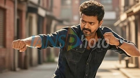 इस तस्वीर में थलापति विजय को देखा जा सकता है।