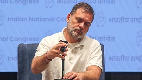 उनके इस तस्वीर में राहुल गाँधी को देखा जा सकता है।