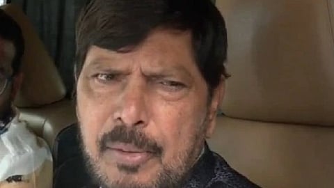 इस तस्वीर में रामदास आठवले को देखा जा सकता है।