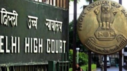 इस तस्वीर में दिल्ली उच्च न्यायालय के बोर्ड को देखा जा सकता है।