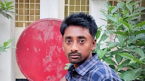 इस इमेज में बंगलदेश हिन्दू व्यक्ति को देखा जा सकता है।