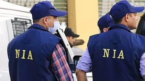 इस इमेज में एनआईए अफ़सरों को देखा जा सकता है।