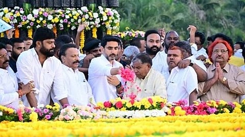 सार्वजनिक श्रद्धांजलि या स्मृति समारोह दिखाई दे रहा है।