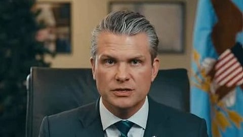 इस तस्वीर में एडमिरल ब्रैड कूपर को देखा जा सकता है।