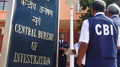 इस तस्वीर में CBI से जुड़ा दृश्य दिखाई दे रहा है।