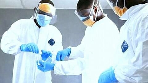 इस इमेज में डॉक्टरों को लैब में प्रैक्टिस करते हुआ देखा जा सकता है।