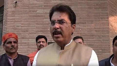 इस तस्वीर में एक नेता को डेझा जा सकता है।