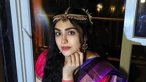 इस तस्वीर में एक महिला को देखा जा सकता है।