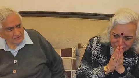 इस इमेज में एक बुजुर्ग दंपति को देखा जा सकता है।