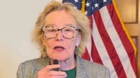 इस तस्वीर में एक महिला को देख सकते हैं।