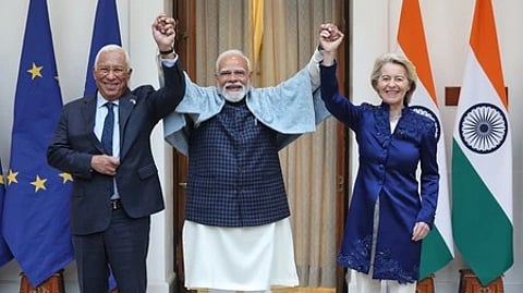 इस तस्वीर में नरेंद्र मोदी को दो अन्य लोगों के साथ देख सकतेहैं।