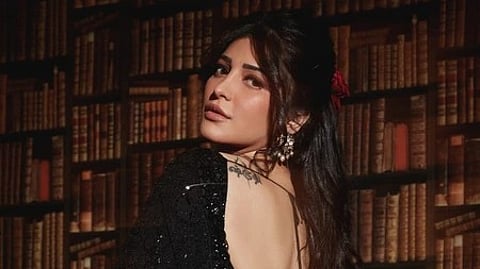 इस तस्वीर में श्रुति हसन को देख सकतेहैं।