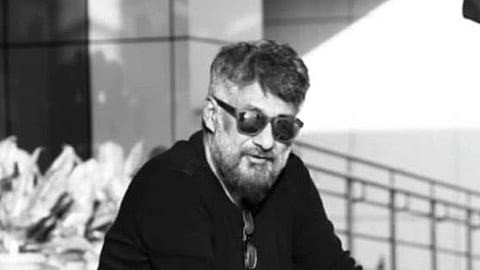 इस इमेज में विवेक रंजन को देखा जा सकता है।