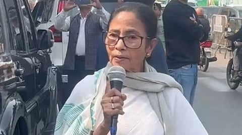 इस तस्वीर में ममता बनर्जी को देखा जा सकता है।