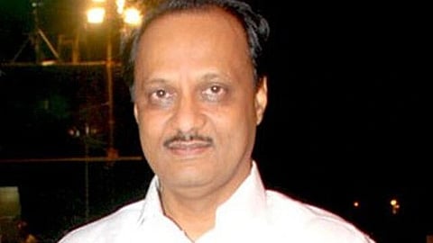 तस्वीर में अजित पवार को देख सकते हैं।