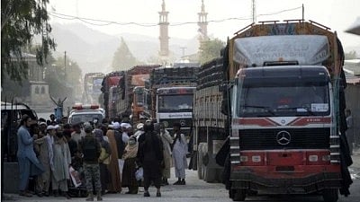 इस तस्वीर में रोड पर बस को देख सकते हैं।