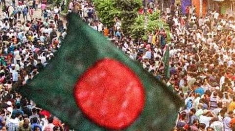 इस तस्वीर में भीड़ को देख सकते हैं।