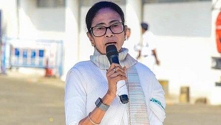 इस तस्वीर में ममता को देख सकते हैं।