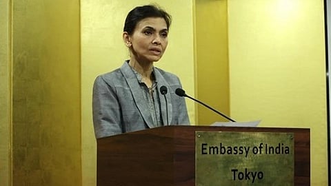 इस तस्वीर में एक महिला को देख सकते हैं।