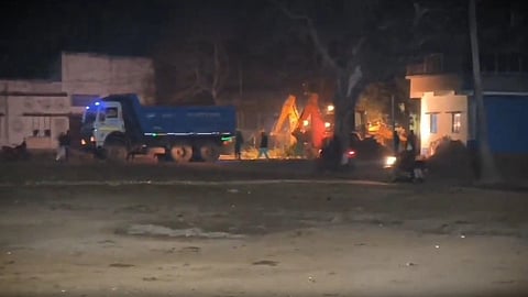 इस इमेज में सूनसान रोड दिखाया गया है।